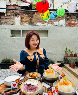 Yi Ling Wang Instagram - 身邊有懂你、陪你一起愛鬧的姐妹，是很幸福的一件事💖
你負責照，我負責笑😘

#藝鴒
#台南燈會 
#林默娘公園
#普濟殿
#河樂廣場