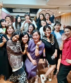 Yi Ling Wang Instagram - 歡樂的殺青酒🥂
我的老師
首部曲-燈塔水母的秘密

#方岑
#周曉涵
#寇家瑞
#段鈞豪
#張心妍
#林樹橋
#林書婷
#蘇彩翎
#jessie