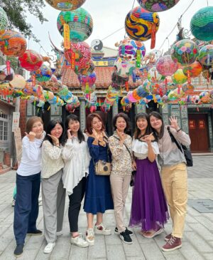 Yi Ling Wang Instagram - 身邊有懂你、陪你一起愛鬧的姐妹，是很幸福的一件事💖
你負責照，我負責笑😘

#藝鴒
#台南燈會 
#林默娘公園
#普濟殿
#河樂廣場