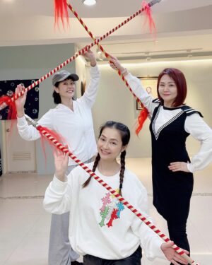 Yi Ling Wang Instagram - 工作和生活都需要熱情和行動，不管做得好不好，態度很重要。
#藝鴒
#唐玲
#李珞晴
#元和劇子