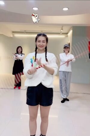 Yi Ling Wang Instagram - #姐姐愛鬧 #耍花槍
#一笑江湖 #科目三
#藝鴒
#唐玲
#李珞晴 
#元和劇子
