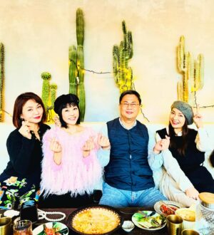Yi Ling Wang Instagram - 快不快樂和單不單身無關
我們都是有情人🥰

#藝鴒
#唐玲
#練昱廷
#李珞晴