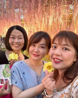 Yi Ling Wang Instagram - 紫藤花的花語
是象徵著溫柔
浪漫和友誼

紫色的花海也太美
像一場美麗的夢境

就是人太多😅😂🤣
#藝鴒 
#洪淑敏
#Amy Lin