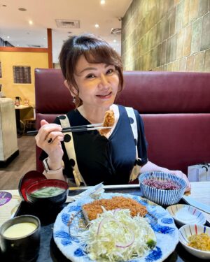 Yi Ling Wang Instagram - 東京寶塚劇場千秋樂
柚香光「Last Day」
看得感動🥹
吃得滿足😋
滿滿的都是愛💖

#寶塚歌劇團 
#柚香光 
#台北京站威秀影城 
#杏子豬排
