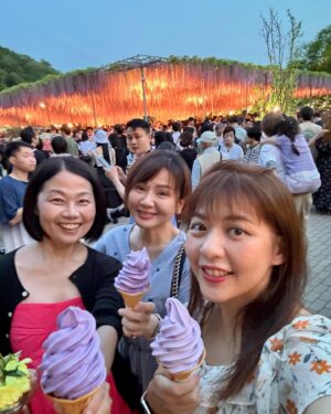 Yi Ling Wang Instagram - 紫藤花的花語
是象徵著溫柔
浪漫和友誼

紫色的花海也太美
像一場美麗的夢境

就是人太多😅😂🤣
#藝鴒 
#洪淑敏
#Amy Lin