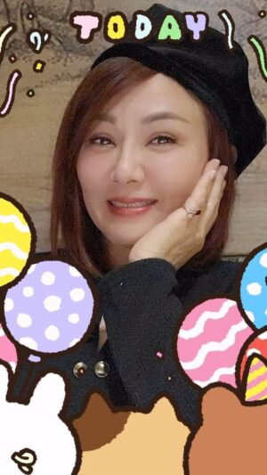 Yi Ling Wang Instagram - 即使長大了，
也要保有孩子氣🥳
今天一樣是28😜
祝我生日快樂🎂🥂

#藝鴒