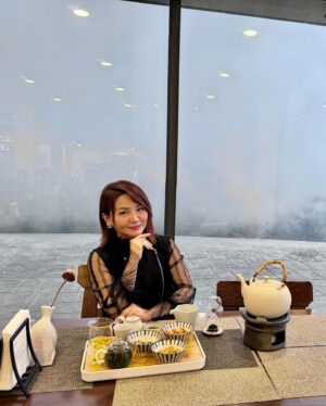 Yi Ling Wang Instagram - 有的茶入口雖苦
回味卻甘醇
這般清香
心也清了

#藝鴒
#筑淨茶苑