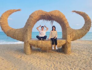 Yi Liu Instagram - 和表妹来双月湾臭美 👭hanging with my cousin 👭how should I translate “臭美”？#表妹 #表姐 #cousins #double-moonbeach #huizhou