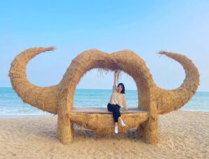 Yi Liu Instagram - 和表妹来双月湾臭美 👭hanging with my cousin 👭how should I translate “臭美”？#表妹 #表姐 #cousins #double-moonbeach #huizhou