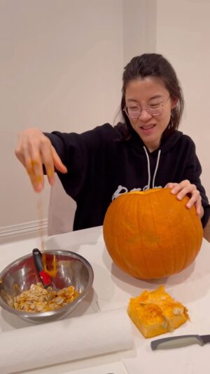 Yi Liu Instagram - Happy #halloween 🎃 #pumpkincarving #pumpkin