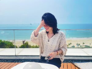 Yi Liu Instagram - 和表妹来双月湾臭美 👭hanging with my cousin 👭how should I translate “臭美”？#表妹 #表姐 #cousins #double-moonbeach #huizhou