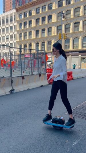 Yi Liu Instagram - Missing #helmet . I am fine. It only hurt my pride. #onewheel #summerstreet #nyc