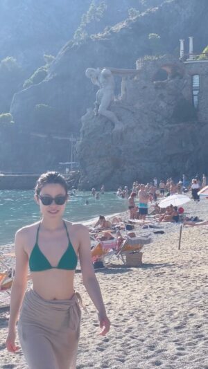 Yi Liu Instagram - #cinqueterre #monterosso #statuadelgigante #summer #vacation #beach