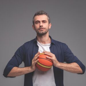 Yiğit Kirazcı Instagram - @kirmizicocuklardernegi @alemdergisi  Kırmızı Çatı “Oyun İyileştirir" diyerek yola çıktı. Hedefimiz belirlenen prefabrik kentte periyodik ziyaretler yapılarak aynı yerde, aynı aileler ve çocuklarla sürekli iletişim halinde olmak ve ailerle bağ kurulmasını sağlamak. 🎈 👁️ @tameryilmaz1 
🙏 @aysegulsenerpr