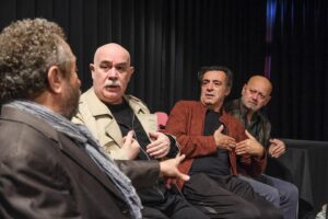 Yıldıray Şahinler Instagram - Bir yönetmen olarak bu kadar üst düzey oyuncularla çalışmanın konforunu yaşıyorum. ‘Alevli Günler’ son provaları böyle. Cumartesi(25Kasım 2023) akşamı CKM’de başlıyoruz. Yolumuz açık alkışınız bol olsun dostlar. @guvenkirac @erkancanburtvin @bahtiyarenginofficial @levent_ulgen 

@alevligunlertiyatroda @vigor_sanat

📷: @ahmetabas