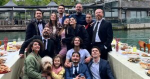 Yıldıray Şahinler Instagram - Bakın size bakıyoruz. Siz sevgili ve değerli seyircimize. Son kez bütün ekip bir arada…Size veda ediyoruz. Bu veda başka vedalara benzemiyor. İçimiz yanıyor. Sadece o da değil. Biz çekimleri üç hafta önce bitirdik ve dün biz de sizin gibi bu dizinin seyircisiydik. Son kez. Bir seyircisi olarak da bittiğine üzüldüğüm tek dizi oldu.
 Hepinize çok teşekkürler! Emek veren güzel ekibime çok teşekkürler. Güzel günlerde yeniden buluşmak üzere. Hoşçakalın. ❤️