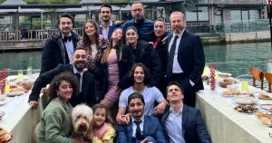 Yıldıray Şahinler Instagram - Bakın size bakıyoruz. Siz sevgili ve değerli seyircimize. Son kez bütün ekip bir arada…Size veda ediyoruz. Bu veda başka vedalara benzemiyor. İçimiz yanıyor. Sadece o da değil. Biz çekimleri üç hafta önce bitirdik ve dün biz de sizin gibi bu dizinin seyircisiydik. Son kez. Bir seyircisi olarak da bittiğine üzüldüğüm tek dizi oldu.
 Hepinize çok teşekkürler! Emek veren güzel ekibime çok teşekkürler. Güzel günlerde yeniden buluşmak üzere. Hoşçakalın. ❤️