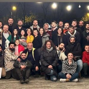 Yıldıray Şahinler Instagram - Bakın size bakıyoruz. Siz sevgili ve değerli seyircimize. Son kez bütün ekip bir arada…Size veda ediyoruz. Bu veda başka vedalara benzemiyor. İçimiz yanıyor. Sadece o da değil. Biz çekimleri üç hafta önce bitirdik ve dün biz de sizin gibi bu dizinin seyircisiydik. Son kez. Bir seyircisi olarak da bittiğine üzüldüğüm tek dizi oldu.
 Hepinize çok teşekkürler! Emek veren güzel ekibime çok teşekkürler. Güzel günlerde yeniden buluşmak üzere. Hoşçakalın. ❤️