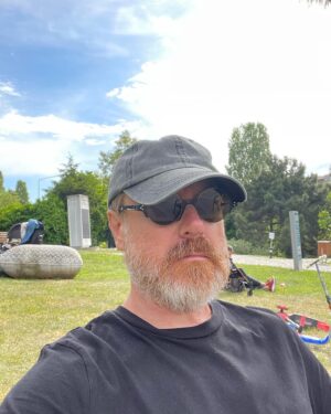 Yıldıray Şahinler Instagram - Parkta çocuğunun oynamasını gözleyen babacılık.

Child minding @ park mode on.