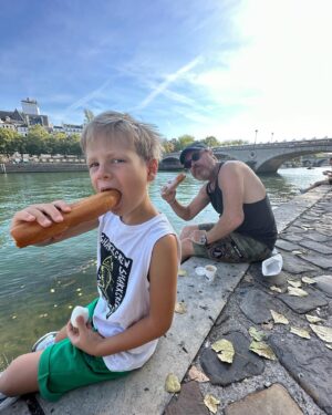Yıldıray Şahinler Instagram - “Sonra işte babası ve annesiyle Paris’e gitmiş, Seine nehri kıyısında piknik yapmış, Paris sokaklarında,metrolarında gezmişler, Köprü Üstü Aşıkları filminin köprüsünde yürümüşler, Disneyland’de akşama kadar eğlenmişler...Sonra da Lüksemburg Bahçeleri’nde çimlere yatıp babasına bu masalı anlatmış çocuk...Baba?..Babaa?” 

-😴

6-11/9/2023