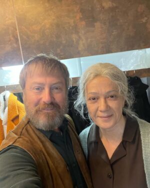Yıldıray Şahinler Instagram - Sınıf arkadaşımı 4 saatte annem yaptılar. Ama bir oynuyor ki, gözünün içine bakarken karşımda yaşlı kadın var sandım 🫶🏻 @bennu_yldrmlar 

@araktvofficial @mostproduction @showtv