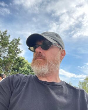 Yıldıray Şahinler Instagram - Parkta çocuğunun oynamasını gözleyen babacılık.

Child minding @ park mode on.