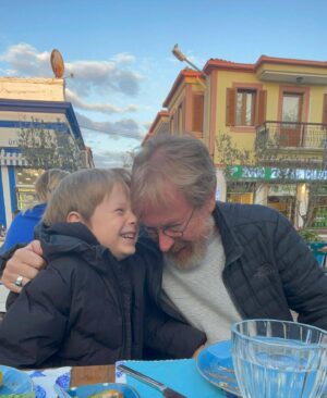Yıldıray Şahinler Instagram - Sofra arkadaşım. Hep güldüğümüz sofralarımız olsun 🧿💙