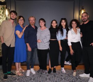 Yıldıray Şahinler Instagram - Güzel Günler geliyor…Öyle tatlı ekip ki şaşarsın. Yönetmeninden oyuncusuna,yapımcısından senaristine kırk yıllık dostlar buluştuk sanki. Gelsin Güzel Günler 🍀🧿

@guzelgunlerdizi 
@tmcfilm