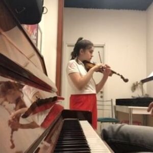 Yıldız Asyalı Instagram - Hem Anne hem öğretmen olabilmek,Evlatlarımsınız hepiniz iyi ki varsınız canlarım küçücüklerim 🧿😇💐🤗😘 @yesimsanatakademisi 🎹🎻💐