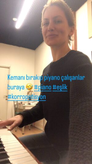 Yıldız Asyalı Instagram - Öğrencilerim için  @yesimsanatakademisi 🙈🫣 #piyano #korrepetisyon