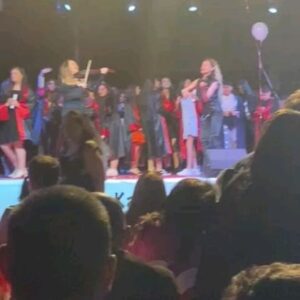 Yıldız Asyalı Instagram - @kazimkarabekirortaokulukadikoy @gulizasyali #mutluluk #mezuniyet #ortaokul #pedagoji Çok değerli Eğitmenlerimize teşekkür ederiz....#çocuklar #gençler