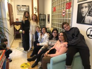 Yıldız Asyalı Instagram - Başta canım hocamız @yesimkocaarekiz ve tüm programlarımızı titizlik ile yürüten @yelizkocaar_777 ,sevgilerini  Biz eğitimcilere ve öğrencilerine en doğru şekilde aşılamış “konservatuvar tadında” @yesimsanatakademisi’ne emekleri için sonsuz teşekkür ve başarılar diliyorum 🧿💐