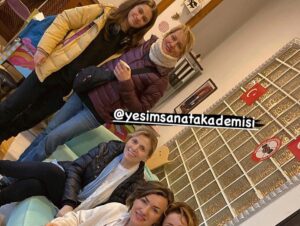 Yıldız Asyalı Instagram - Başta canım hocamız @yesimkocaarekiz ve tüm programlarımızı titizlik ile yürüten @yelizkocaar_777 ,sevgilerini  Biz eğitimcilere ve öğrencilerine en doğru şekilde aşılamış “konservatuvar tadında” @yesimsanatakademisi’ne emekleri için sonsuz teşekkür ve başarılar diliyorum 🧿💐