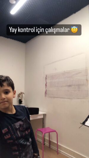 Yıldız Asyalı Instagram - @yesimsanatakademisi #violin yay çalışmaları #9yearsold