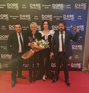 Yıldız Asyalı Instagram - @dlsdsrm  @haydar__isik @doreokullari @doreokullariantalya @gulizasyali @ilkerdoganozfgrup @avcu_cagri #ödültöreni #öğretmenlergünü 💐💐💐💐💐💐