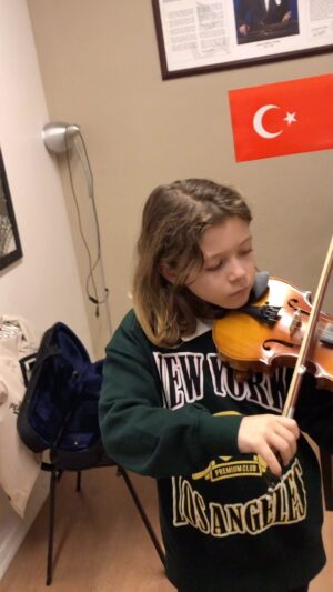 Yıldız Asyalı Instagram - Neredeyse babannemin torunu ,Benim öğrencim oldu 🥰🧿💐😘 @edaercannn @yesimsanatakademisi #violinplayer #9yearsold
