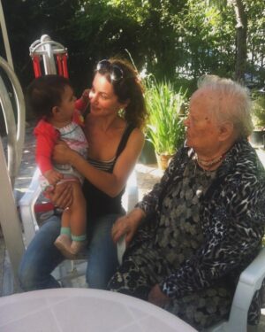 Yıldız Asyalı Instagram - İlköğretmenim canım babannem #FehimeAsyalı seni çok özlüyoruz …Ama şimdi senin öğrencinin evladı benim küçük öğrencim oldu…Bıraktığın değerli Miras için minnettarız 💐💐💐💐