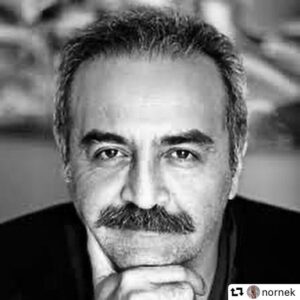 Yılmaz Erdoğan Instagram - Şu tatilden ilk fotoğrafımı koydum ve ilk yorum şu oldu: "Peki siz tatildeyken Nasıl Olunur ne olacak? :)"
Bakınız müessese çalışıyor:) 
Yılmaz Erdoğan Köyceğiz'de, ben Marmaris'te bir otelde; ses almasın diye klimayı kapatmışım, cam-kapı sımsıkı kapalı... Telefondan yaptık röportajı. Üzerimde bikini ile yaptığım ilk röportaj; 25 yılda bir ilk:) 
Ama çok güzel oldu... 
Katılımcı, açık, güleç, kendini çok tartan ve hesaplaşan, birilerine faydalı olma derdime ortak olan insanlara bir sempati duyuyorum zaten. O kadar tatlı tatlı onun hayatından, zorlanmalarından, başarı ve başarısızlıklarından, "başarı ne ki yahu"lardan, geçmişten, gelecekten konuştuk ki "Keşke yüz yüze yapsaymışız bu sohbeti" demedim değil. 
Özellikle yazı yazmak isteyenler, oyunculuk, komedi ve tiyatroya ilgi duyanlar başta herkes dinlesin derim ben... 
Arada "Aaa Mükremin Abi güldü" diyeceğiniz yerler de olabilir:) 
Kısacası; #NasılOlunur 75'inci bölümünde konuk şair, yazar, yönetmen, tiyatro ve sinema oyuncusu, BKM'nin kurucusu #YılmazErdoğan. Bölümü #Spotify ve #itunes'tan dinleyebilirsiniz. @storytel.tr #nasılolunur