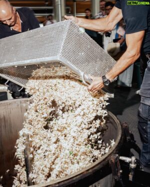 Yinka Ilori Instagram - Had such a wonderful time with the  @chanel.beauty team discovering the Jasmine Harvest process from flower to fragrance and meeting the legendary nose of CHANEL Olivier Polge 🌼🌼 📸 @rowben_ #chanelfragrance, #dansleschampsdechanel  @chanel.beauty