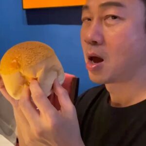 Yiu-Cheung Lai Instagram - 咁大個波蘿包食過未？