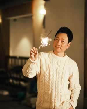 Yiu-Cheung Lai Instagram - 迎接新的一年，換上新裝，邁步向前，祝願大家幸福美滿！