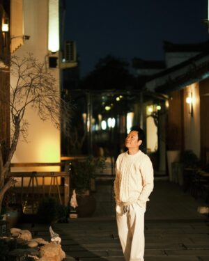 Yiu-Cheung Lai Instagram - 迎接新的一年，換上新裝，邁步向前，祝願大家幸福美滿！