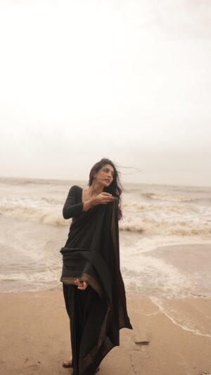 Yogita Bihani Instagram - बारिश में सैर पे गयी, भीग कर तुम्हारी यादों में आयी 🌧️🕰️☂️🕊️✨

Outfit @nidhikurda 
Filmed by @aishwaryaa.nayak 

Shot on @canonindia_official R5 C   RF 28-70 f/2
#canwithcanon
#vibewithcanon