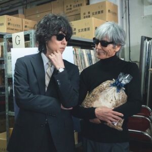 Yojiro Noda Instagram - 僕が小学校時代から「あぶない刑事」が大好きだったことを撮影前にプロデューサーの高さんに話していたら、柴田さんクランクアップの日にサングラス🕶️を用意して頂きなんとも嬉しいショットを。まじで、歓喜。
「舟を編む」チーム全員でも😎

I had the privilege to work with Shibata Kyohei, who played the roll Yuji, a true hero in the TV series "Abunai Deka". I was so into this Drama when I was in Elementary school, right after I came back to Japan.
It was a great moment to take photo with him with the iconic sunglasses🕶️😎.

4.21ドラマ「舟を編む」最終話です。
あぶない刑事の映画も5.24公開であります。

#舟を編む
#あぶデカ
