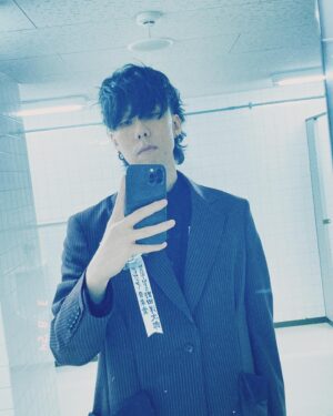 Yojiro Noda Instagram - 第47回日本アカデミー賞
すずめチーム、陣内さん、メンバーを代表して最優秀音楽賞のプレゼンターを務めさせて頂きました。プレゼンターも3度目になりますが何度やっても緊張するし、発表の瞬間は手が震える。

優秀音楽賞を受賞された皆さん、そして上原ひろみちゃん、本当におめでとうございます。

普段はなかなか会わない旧友や同志や恩師に会い、身が引き締まります。何人か写真撮ったのでまたおいおい載せられたら。
明日からまた頑張ろっと。

衣装とメイクでカッコよくしてもらいました🌹

👔 @masataka_hattori 
💄 @asami_nemoto 

#日本アカデミー賞