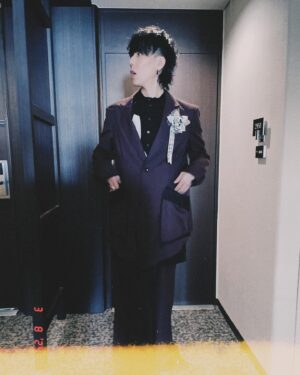 Yojiro Noda Instagram - 第47回日本アカデミー賞
すずめチーム、陣内さん、メンバーを代表して最優秀音楽賞のプレゼンターを務めさせて頂きました。プレゼンターも3度目になりますが何度やっても緊張するし、発表の瞬間は手が震える。

優秀音楽賞を受賞された皆さん、そして上原ひろみちゃん、本当におめでとうございます。

普段はなかなか会わない旧友や同志や恩師に会い、身が引き締まります。何人か写真撮ったのでまたおいおい載せられたら。
明日からまた頑張ろっと。

衣装とメイクでカッコよくしてもらいました🌹

👔 @masataka_hattori 
💄 @asami_nemoto 

#日本アカデミー賞