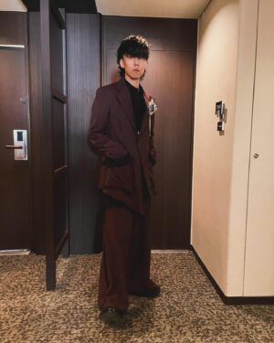 Yojiro Noda Instagram - 第47回日本アカデミー賞
すずめチーム、陣内さん、メンバーを代表して最優秀音楽賞のプレゼンターを務めさせて頂きました。プレゼンターも3度目になりますが何度やっても緊張するし、発表の瞬間は手が震える。

優秀音楽賞を受賞された皆さん、そして上原ひろみちゃん、本当におめでとうございます。

普段はなかなか会わない旧友や同志や恩師に会い、身が引き締まります。何人か写真撮ったのでまたおいおい載せられたら。
明日からまた頑張ろっと。

衣装とメイクでカッコよくしてもらいました🌹

👔 @masataka_hattori 
💄 @asami_nemoto 

#日本アカデミー賞