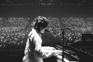 Yojiro Noda Instagram - Shanghai🌹❤️‍🔥🌹
What a night. There's so few that I can put into words, while theres thousands of feelings and thoughts going on in my head.
Thank you Thank you Thank you.
Thank you for being there, at our memorial TOUR FINAL. 
Hope to see you soon. LOVE YOU🌹🌹🌹
再找机会出来碰面吧

📷 @takeshiyao
