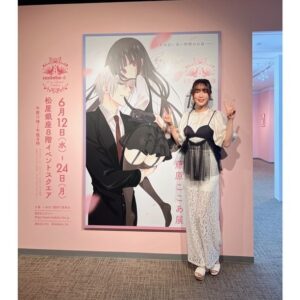 Yoko Hikasa Instagram - 👓
メニアーーーーーック！！！！
15周年記念妖狐×僕SS・藤原ここあ展が
6/12より各地で開催されます！
東京・松屋銀座さんにて
りりちよりなちゃん @rina_hidaka615 
と2人でお邪魔させて頂きました。

アニメからは12年ぶり。
キャラ達が出迎えてくれて思わず涙がこぼれました。
スタッフの皆さんのいぬぼく愛、
そして藤原ここあ先生への愛、作品への愛が
デザインや表現に溢れていて
見るともう胸がいっぱいになっちゃいます。

当時10代のちいちゃな里菜が、凛々蝶そのままで。
可愛くていとおしくて。
メンバーもキャラにぴったりで。仲良しで。
大好きなメンバーと一緒に、大好きな作品のアフレコを
できることがただただ楽しくて楽しくて。
手紙を入れたタイムカプセルみたいに
思い出が色褪せずにキラキラと蘇るのです。

こうして長く長く愛してくださる
メニアックなファンの皆さんの想いが
今回の展覧会開催につながっています。
思い出をありがとう。
再会させてくれてありがとう。
里菜も、中村さんも、ほそやんも、花も、
江口君も、宮野さんも、杉田さんも、私も、
みんな同じ気持ちです。
未来へ、空へ、想いが届くように
たくさんたくさん愛を浴びて受け取って
そしてご自身の愛もぶつけてきてくださいね❤️

いぬぼく展で待ってるわよ！！！
グッズもまじで可愛いから揃えた方がいいのよ。
鼻血もんよ！！

#いぬぼく 
#いぬぼく展 
#うちの一旦木綿くん
#ちゃんと布なのよ
#可愛いな
#太陽と月
#私とほそやんより
#たぶん宮野さんが一番歌ってるとおもうの笑
#私は蜻さまのSM判定だいすき
#現代ではもう流せないよ蜻さま笑
#ピアスが雪の結晶みたいでしょ
#野ばらさん
#出会ってくれてありがとう