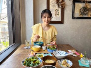 Yoko Mitsuya Instagram - お気に入りの豆腐カフェへ☺️

他にお客さんも居なかったので
貸し切り気分で友人とマシンガントークを楽しんできました🫶🏻

このあとスタバで４時間お喋りし倒したことはここだけの秘密🤫